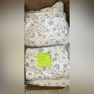 Queen 3-Piece Floral Quilted Bedding Set - Cream and Light Blue